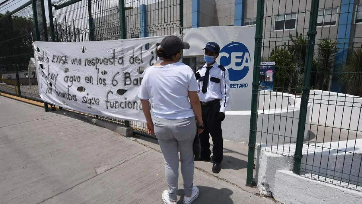 habitantes de santiago mexquititlan bloquean oficinas de la CEA